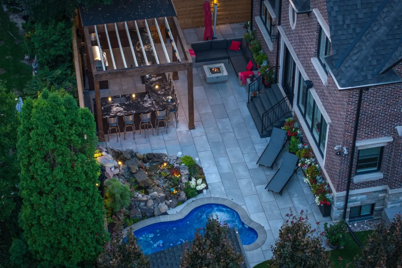 design backyardswith outdoor kitchens